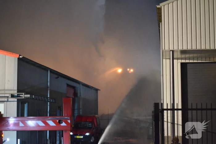 Bedrijfsverzamelgebouw verwoest door grote uitslaande brand