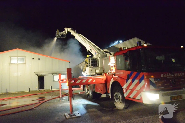 Bedrijfsverzamelgebouw verwoest door grote uitslaande brand