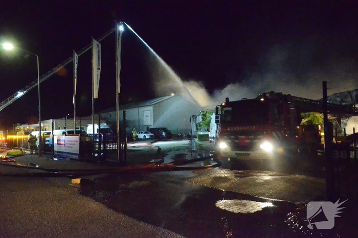 Bedrijfsverzamelgebouw verwoest door grote uitslaande brand