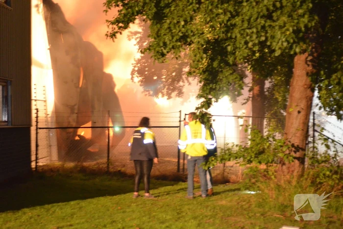 Bedrijfsverzamelgebouw verwoest door grote uitslaande brand