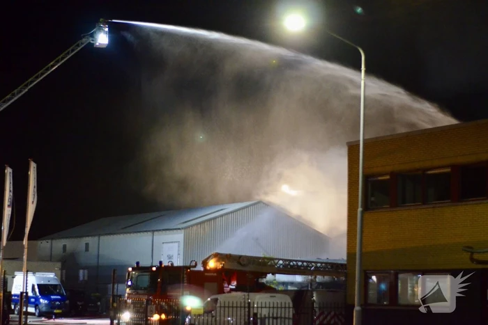 Bedrijfsverzamelgebouw verwoest door grote uitslaande brand