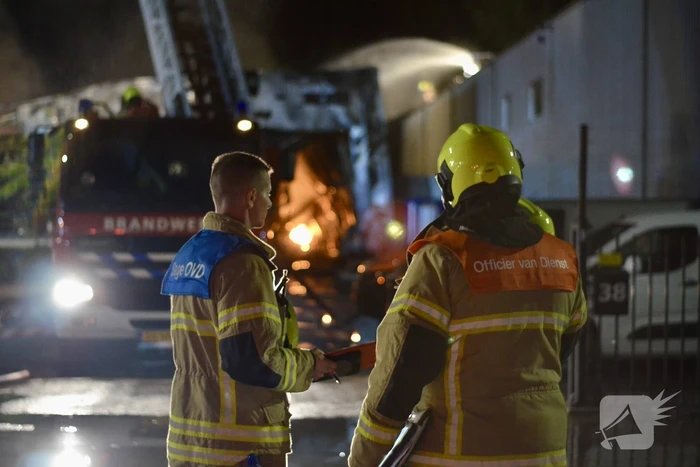 Bedrijfsverzamelgebouw verwoest door grote uitslaande brand
