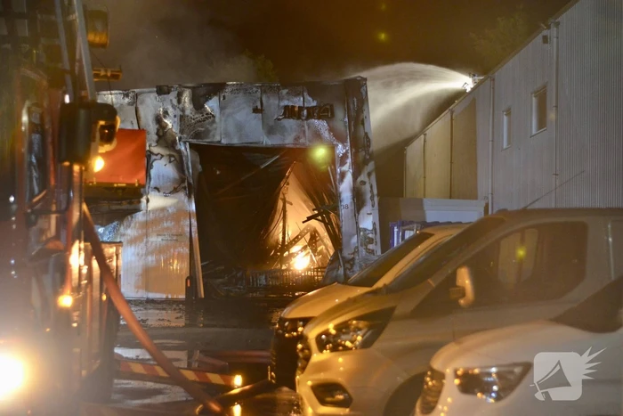 Bedrijfsverzamelgebouw verwoest door grote uitslaande brand