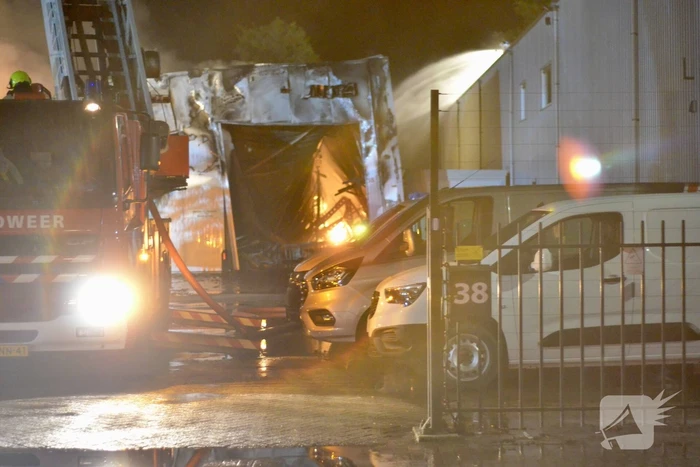Bedrijfsverzamelgebouw verwoest door grote uitslaande brand