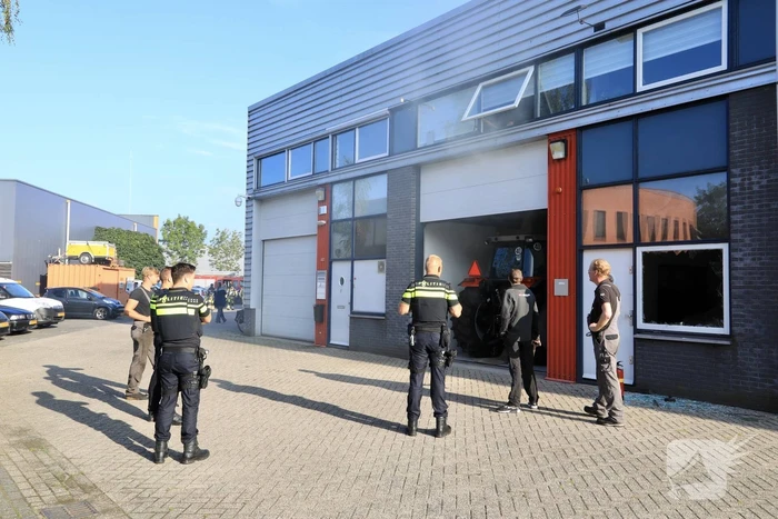 Medewerkers blussen brand in bedrijfsverzamelgebouw