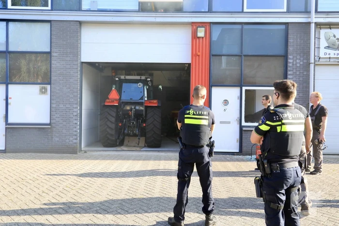 Medewerkers blussen brand in bedrijfsverzamelgebouw