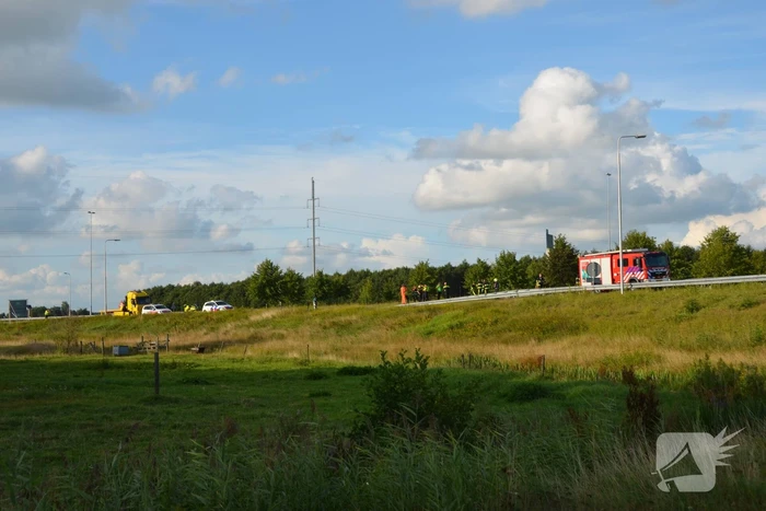 Auto belandt naast de snelweg en vliegt in brand