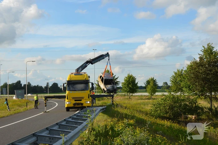 Auto belandt naast de snelweg en vliegt in brand