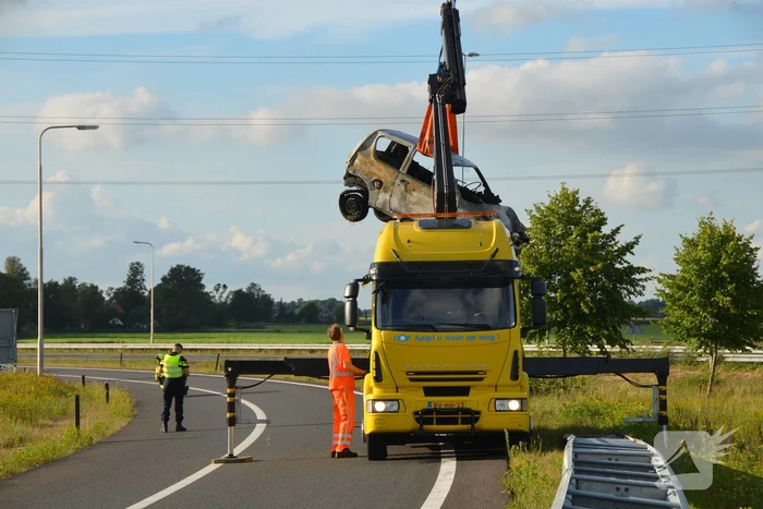 Auto belandt naast de snelweg en vliegt in brand