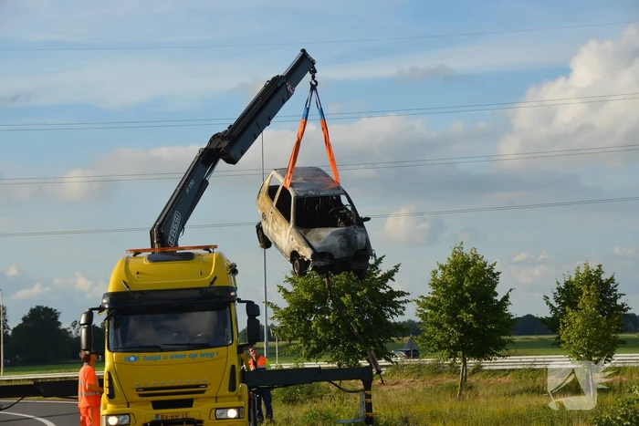Auto belandt naast de snelweg en vliegt in brand