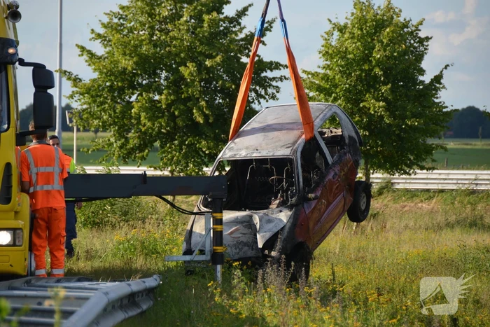 Auto belandt naast de snelweg en vliegt in brand