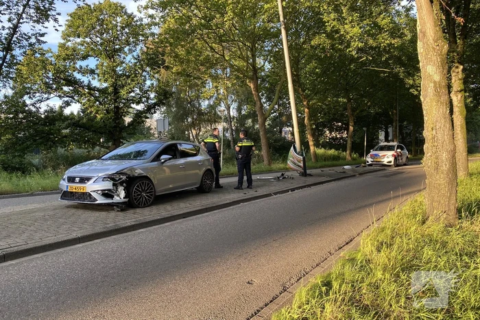 Bestuurder raakt middengeleider en ramt vervolgens verkeerspaal
