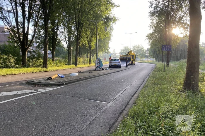 Bestuurder raakt middengeleider en ramt vervolgens verkeerspaal
