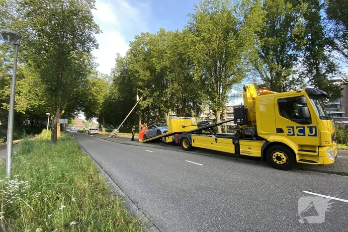Bestuurder raakt middengeleider en ramt vervolgens verkeerspaal