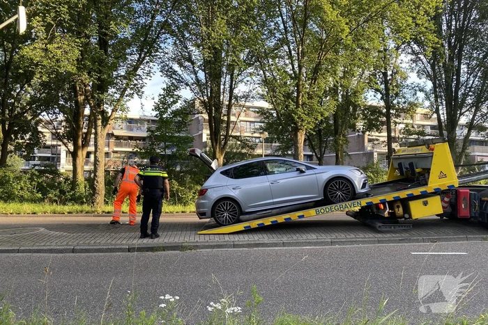Bestuurder raakt middengeleider en ramt vervolgens verkeerspaal