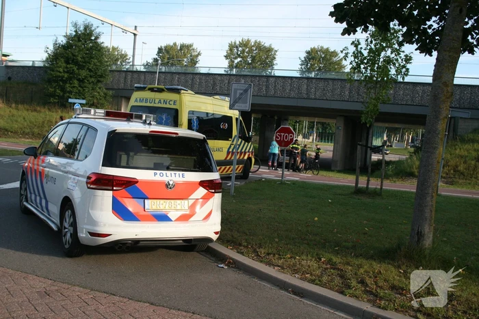 Overstekende fietser geschept door auto