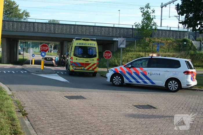 Overstekende fietser geschept door auto