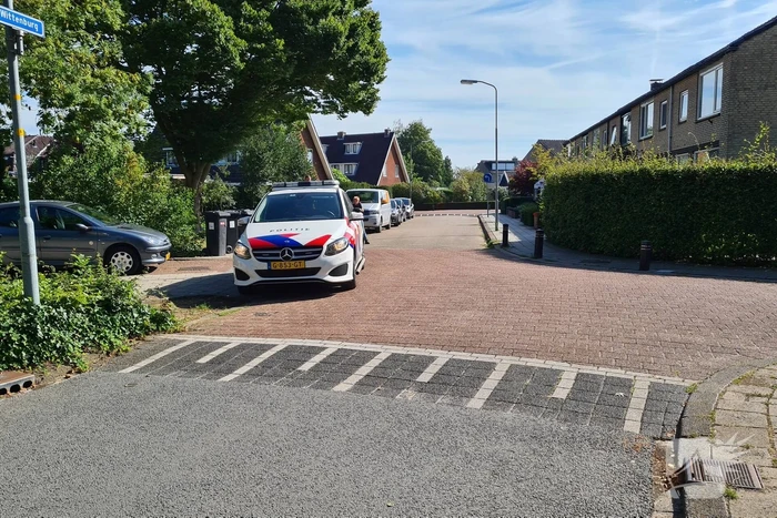 Politie vliegt achtertuin in, vrouw afgevoerd