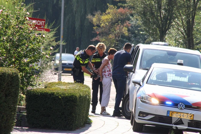 Politie vliegt achtertuin in, vrouw afgevoerd