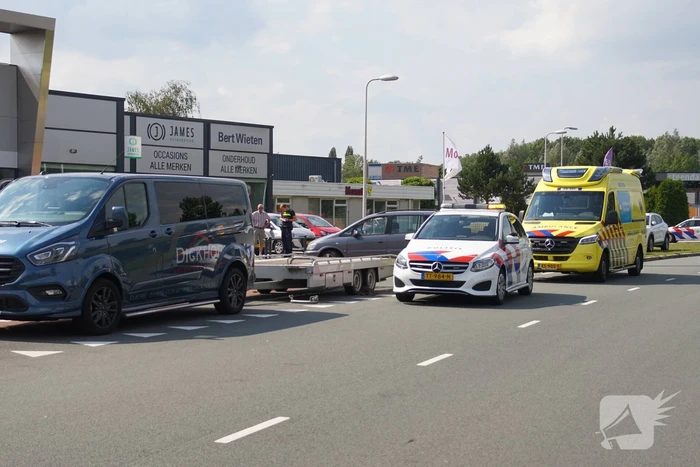 Fietser gewond na aanrijding met afslaande auto