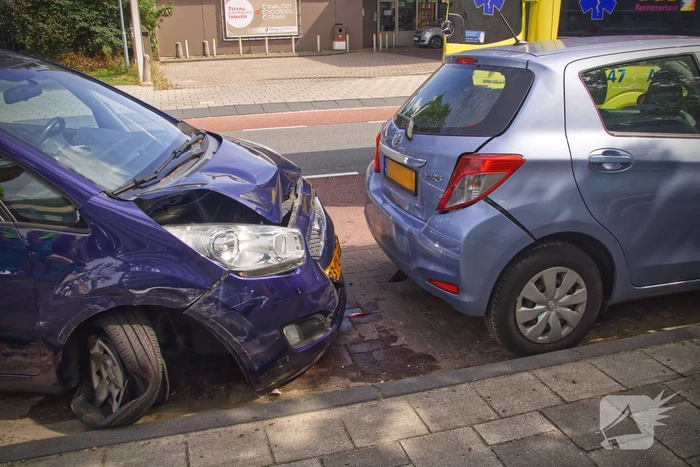 Vrouw wijkt uit en botst op geparkeerde auto's