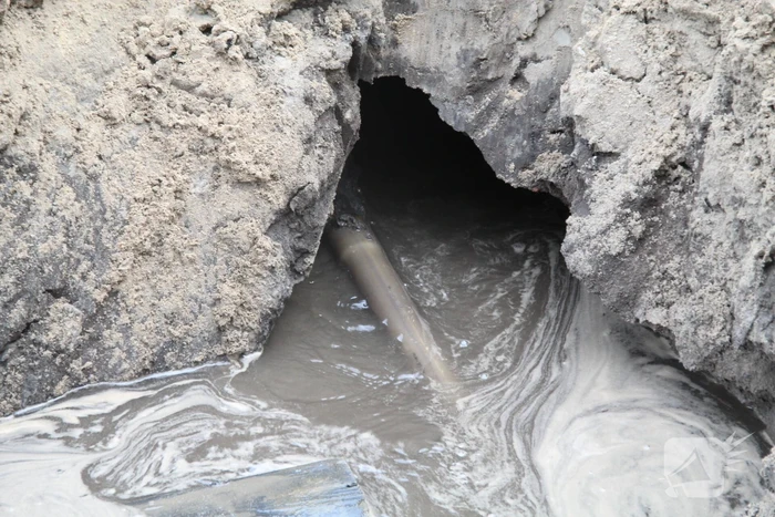 Waterleiding stuk getrokken bij graafwerkzaamheden