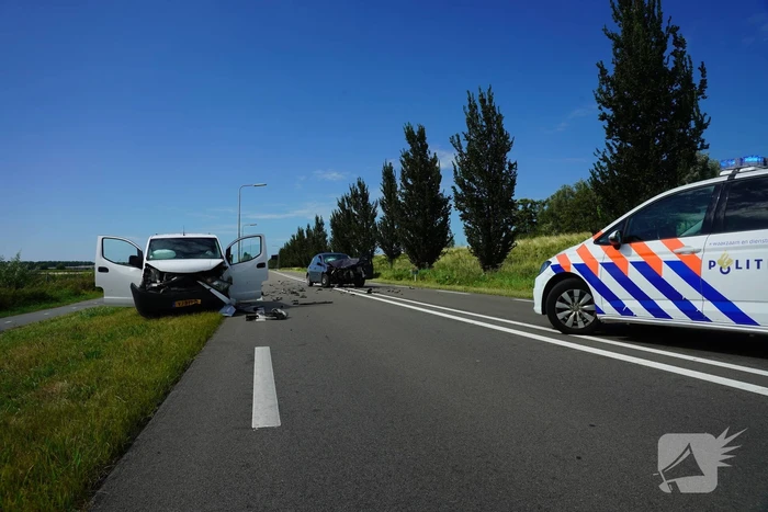 Drie voertuigen betrokken bij frontale aanrijding