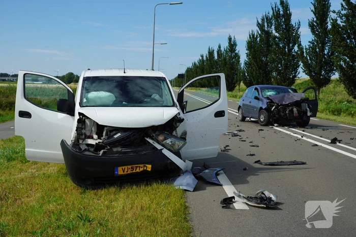 Drie voertuigen betrokken bij frontale aanrijding