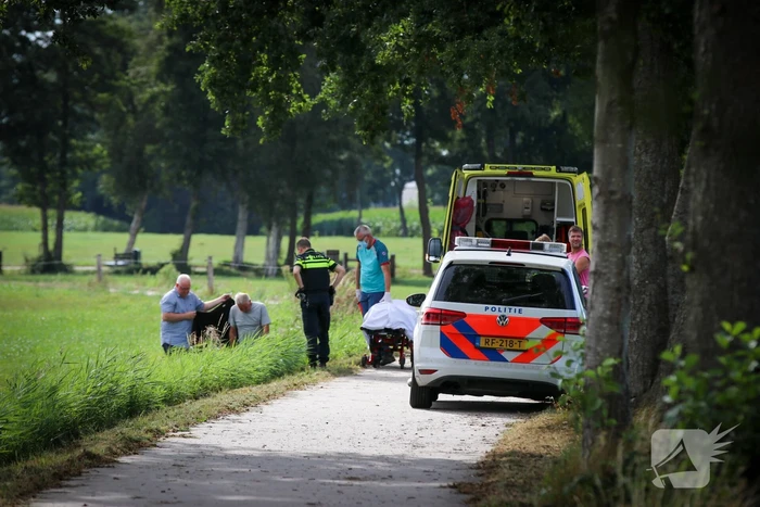 Fietster rijdt met fiets de sloot in