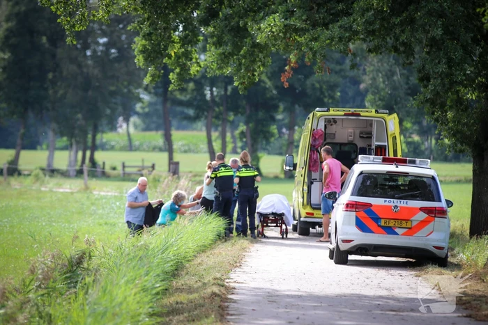 Fietster rijdt met fiets de sloot in
