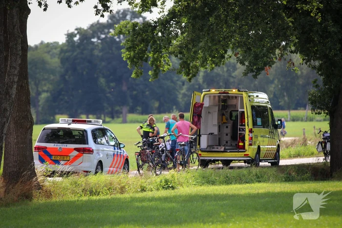 Fietster rijdt met fiets de sloot in