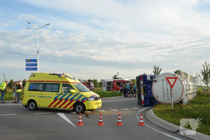 Vrachtwagen belandt op zijn kant