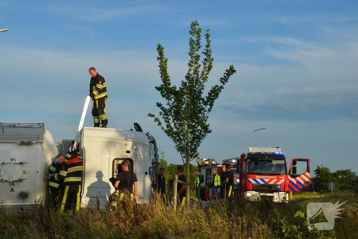 Vrachtwagen belandt op zijn kant