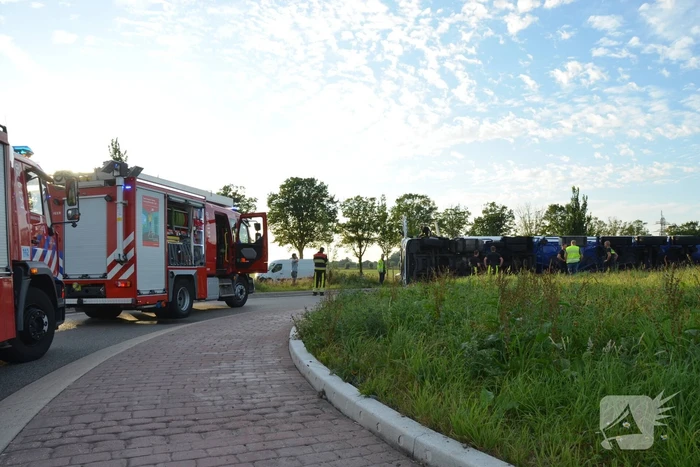 Vrachtwagen belandt op zijn kant