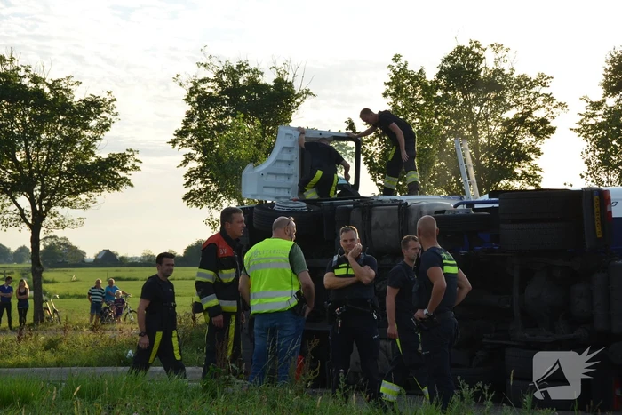 Vrachtwagen belandt op zijn kant
