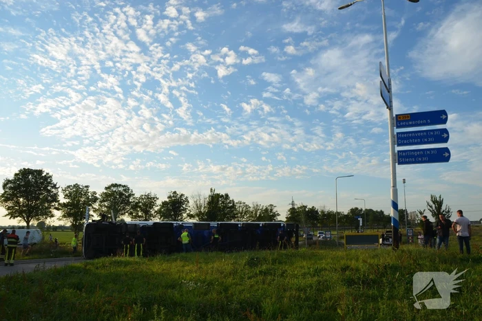 Vrachtwagen belandt op zijn kant