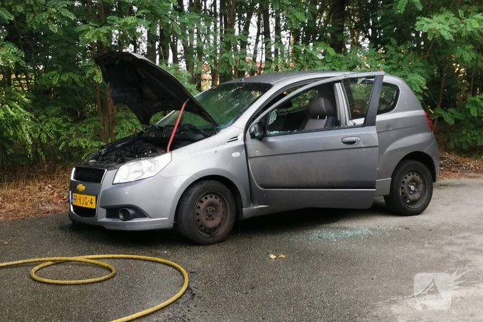 Geparkeerde auto vat vlam