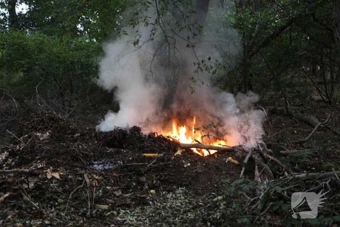 Berg afval in bos in brand gestoken