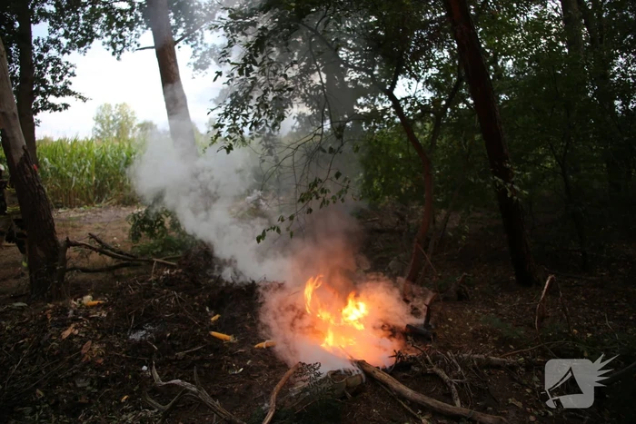 Berg afval in bos in brand gestoken