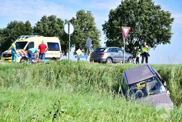 Auto belandt in de greppel na frontale aanrijding