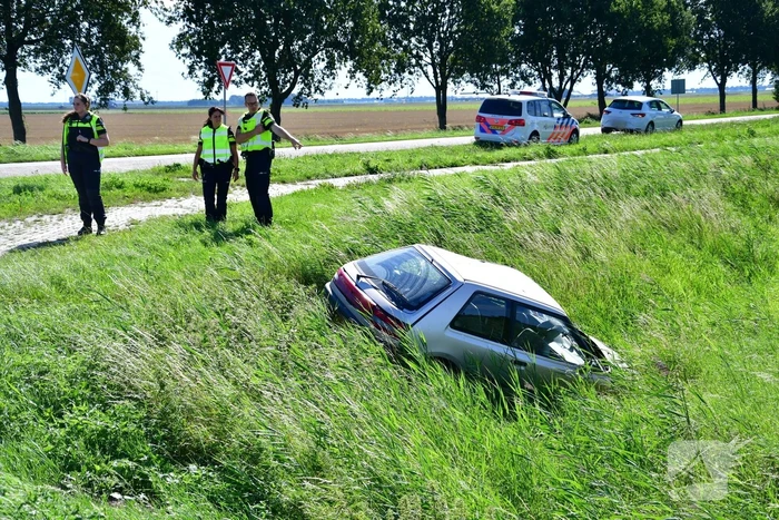 Auto belandt in de greppel na frontale aanrijding