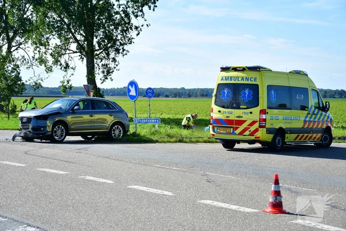Auto belandt in de greppel na frontale aanrijding