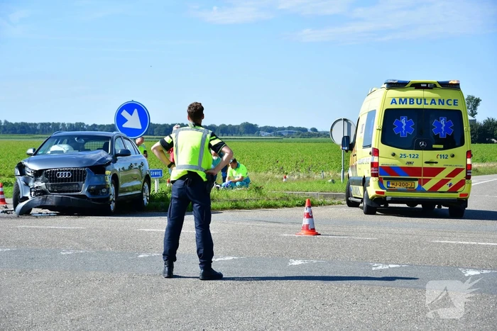 Auto belandt in de greppel na frontale aanrijding