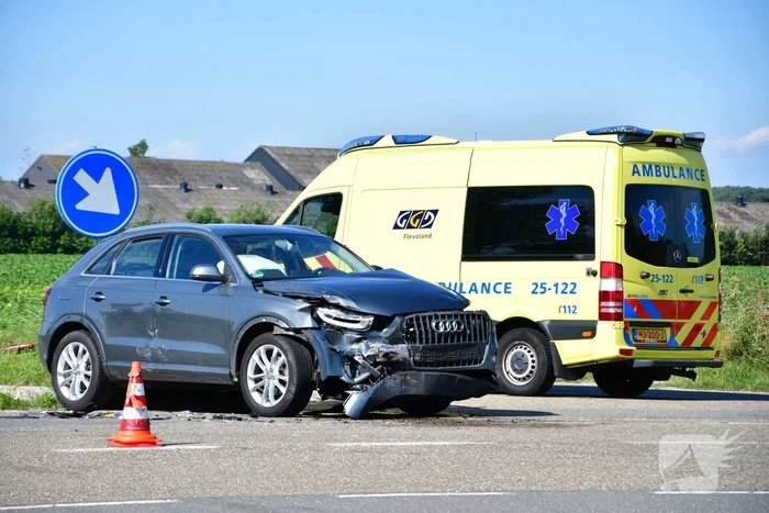 Auto belandt in de greppel na frontale aanrijding