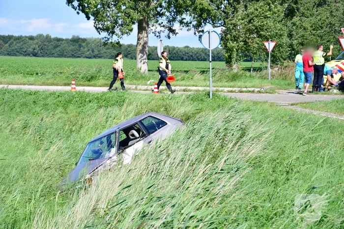 Auto belandt in de greppel na frontale aanrijding