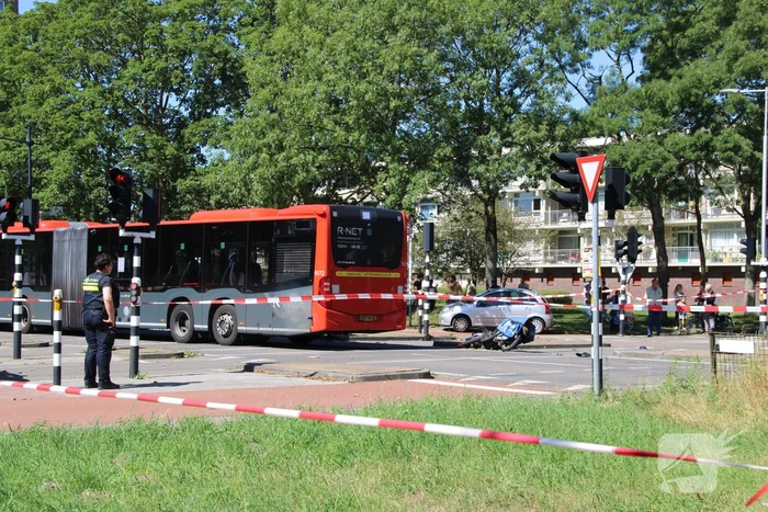 Overstekende brommerrijder botst met stadsbus
