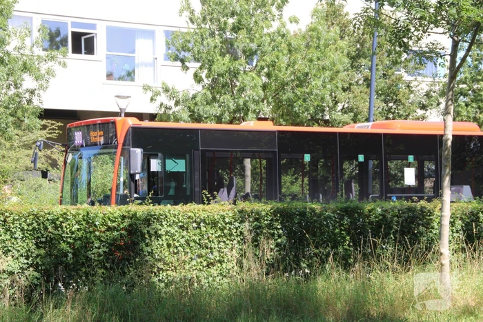 Overstekende brommerrijder botst met stadsbus