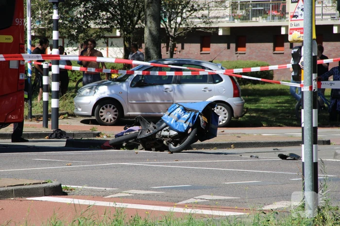 Overstekende brommerrijder botst met stadsbus