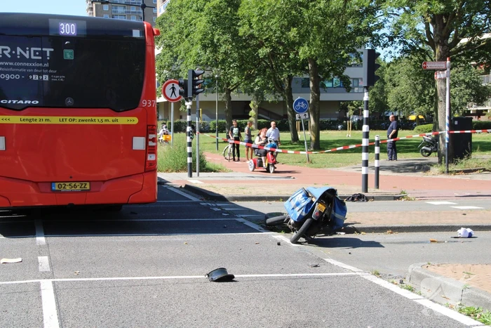 Overstekende brommerrijder botst met stadsbus
