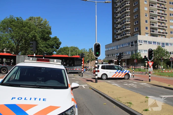Overstekende brommerrijder botst met stadsbus